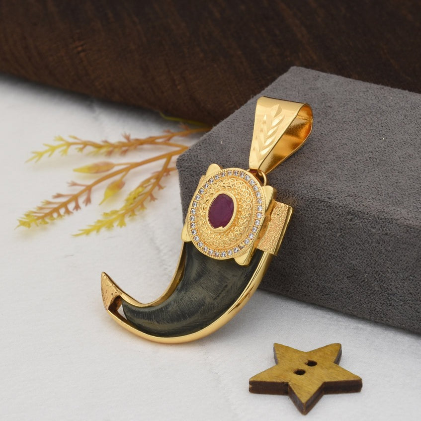 Glamorous Design Gold Plated Artificial Lion Nail Pendant for Men - Style B593